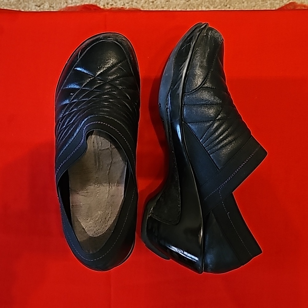 Size 9 Jeep Adventure On J-41 brand clogs.